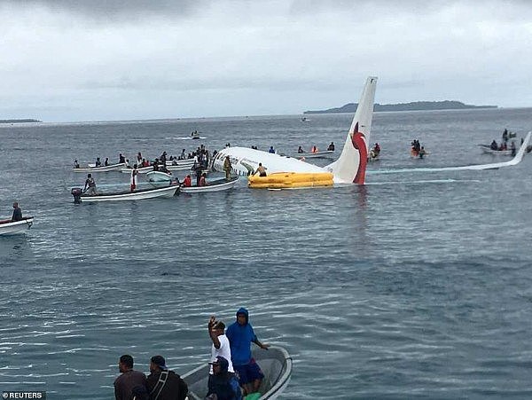 奇迹！飞机偏离跑道冲入海中，机上人员全部获救！澳洲游客逃过一劫（组图/视频） - 1