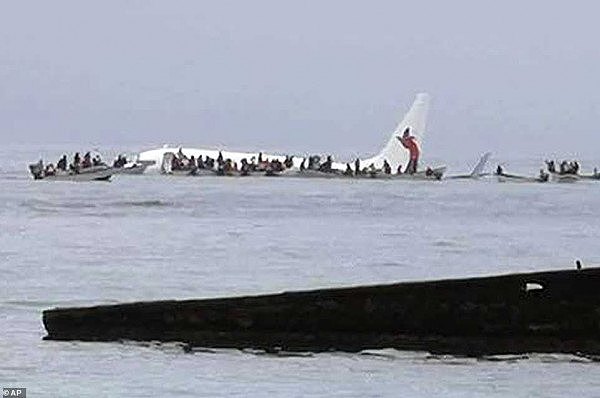 奇迹！飞机偏离跑道冲入海中，机上人员全部获救！澳洲游客逃过一劫（组图/视频） - 7