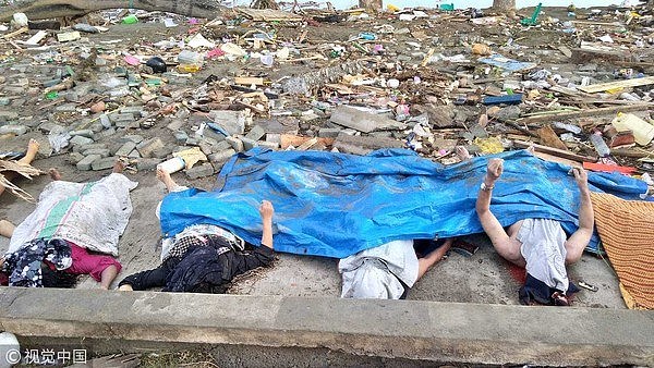 印尼强震引发海啸，死亡人数增至384人！遗体遍布沿岸（视频/组图） - 1