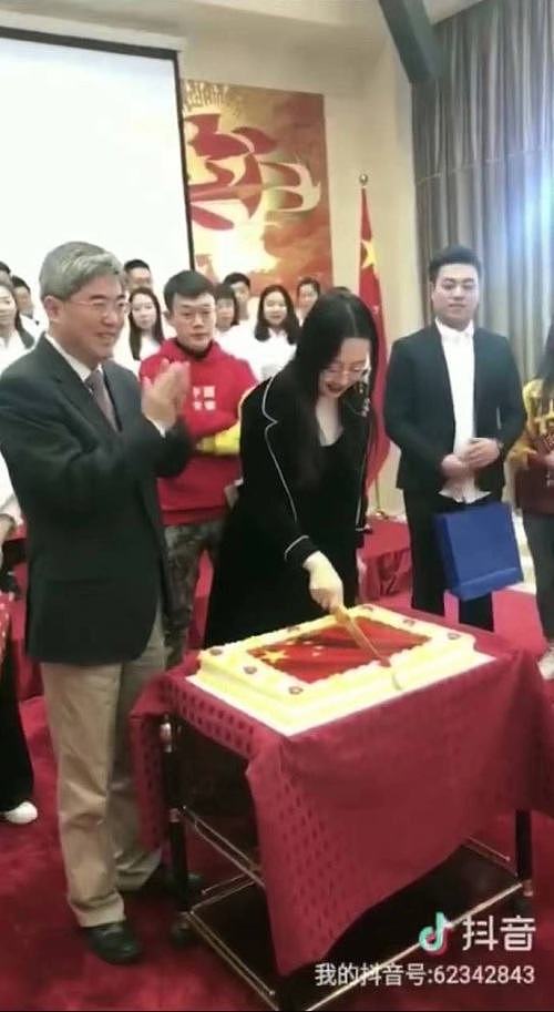 中国驻外使馆切五星红旗蛋糕，网友怒批：这是撕裂中国（图） - 1