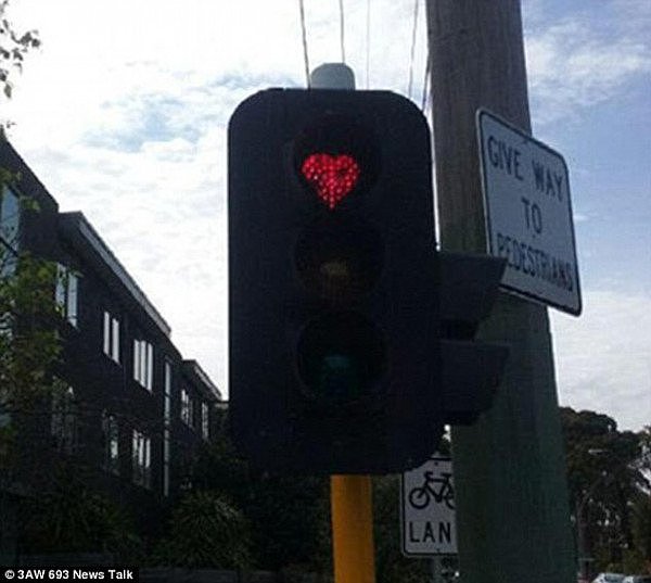 5102A58A00000578-6241857-A_red_traffic_light_at_a_Melbourne_intersection_became_a_heart_w-m-10_1538698466101.jpg,0