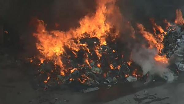 墨尔本东区发生大火！数百张床垫付之一炬，现场浓烟滚滚，50名消防员赶往现场（组图） - 2