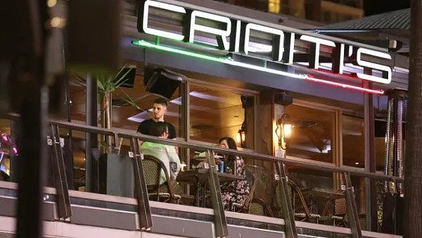 悉尼达令港餐厅发生枪击事件 两名嫌犯在Parramatta被警方逮捕 - 1