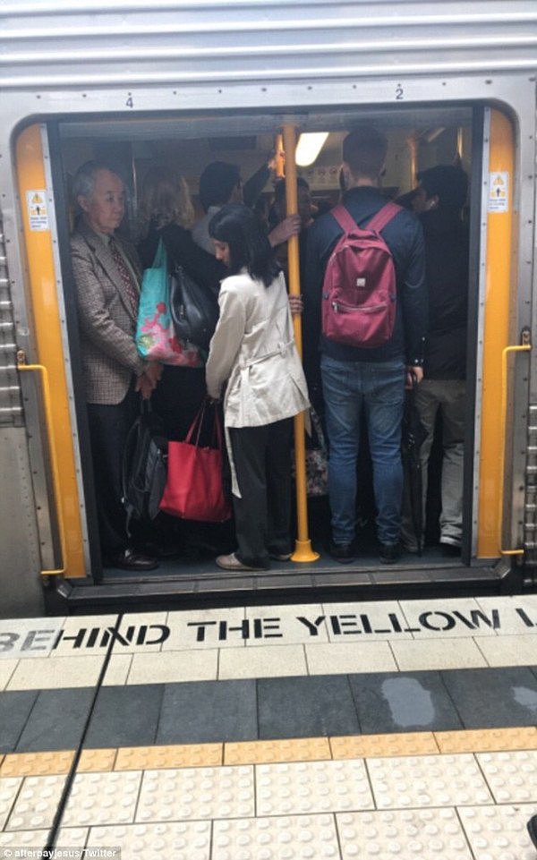 崩溃！悉尼城铁今早陷入一片混乱！逾150趟列车服务取消！大量乘客滞留站台，背后原因竟是...（组图） - 1