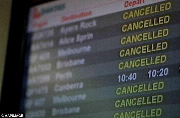 崩溃！悉尼机场陷瘫痪！近30趟航班取消和延误！数千乘客被困，原因让人哭笑不得...（组图） - 2