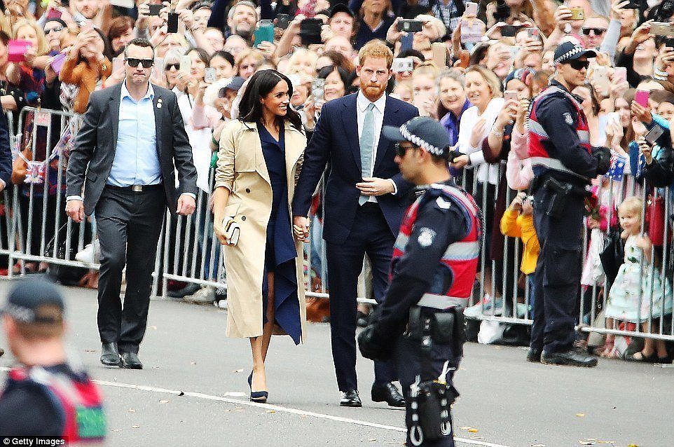 Thousands of royal fans have gathered at the Royal Botanic Gardens to take photos and meet the royal couple as they arrive