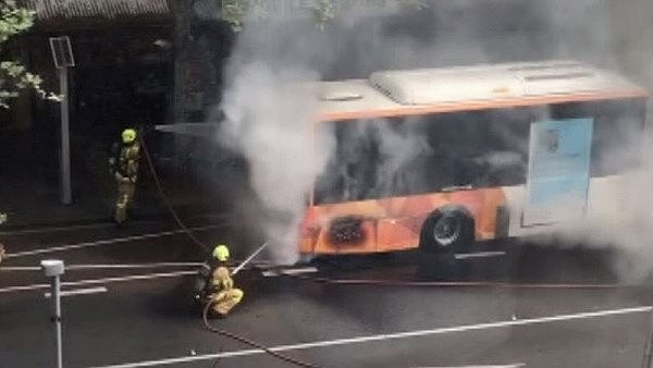 恐怖！墨尔本CBD一公交车突发火灾，乘客四散奔逃（组图） - 2