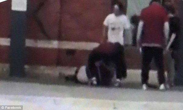 墨市teenager在城铁站被围殴！头部惨遭飞踹（视频） - 2