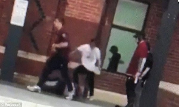 墨市teenager在城铁站被围殴！头部惨遭飞踹（视频） - 3