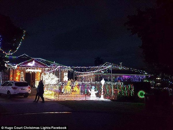 518D73A400000578-6305537-The_Christmas_light_display_show_in_the_Melbourne_suburb_Narre_W-a-57_1540272130696.jpg,0