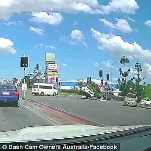 澳洲街头发生惨烈车祸，SUV被直接撞飞！责任划分引网友热议（组图/视频） - 2