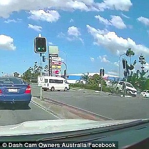 澳洲街头发生惨烈车祸，SUV被直接撞飞！责任划分引网友热议（组图/视频） - 3