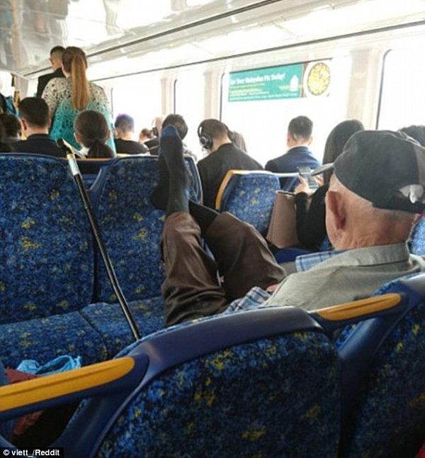 走了“翘脚大爷”，又来个“躺座女”悉尼城铁下班高峰期，年轻女独趴3座位（组图） - 3