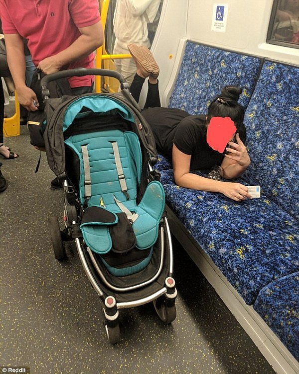走了“翘脚大爷”，又来个“躺座女”悉尼城铁下班高峰期，年轻女独趴3座位（组图） - 2