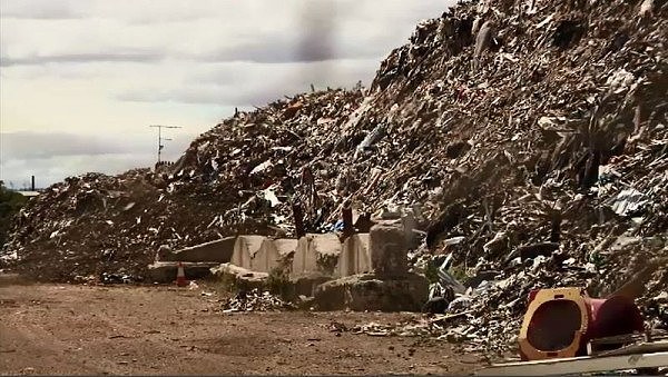 Geelong“回收站”老板破产住豪华游艇 留工业废料引众怒（图） - 2