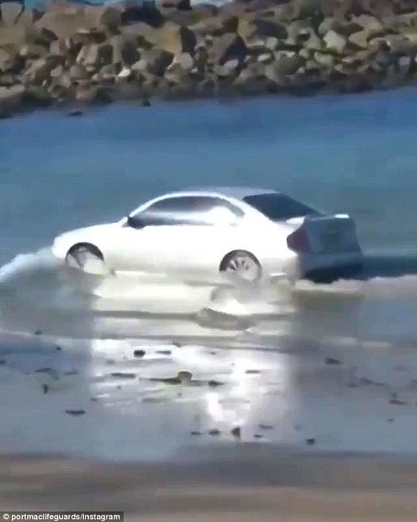 51AE761A00000578-6323203-The_driver_steered_his_car_into_oncoming_waves_on_a_beach_in_Por-a-13_1540628842983.jpg,0