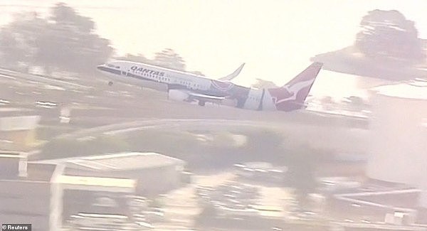 5439856-6322735-Seconds_from_touchdown_the_Qantas_charter_flight_a_Boeing_737_pu-a-6_1540622283179.jpg,0