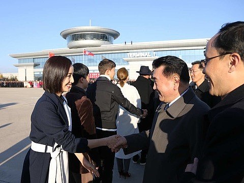 中国文艺代表团访问朝鲜 张国立佟丽娅在列（图） - 2