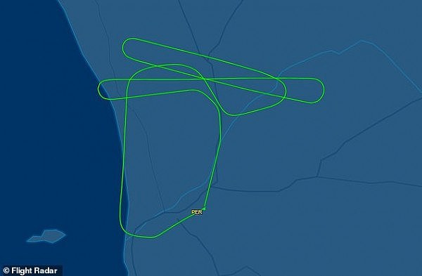 恐怖！飞机引擎空中突然起火！澳客机被迫紧急降落（组图） - 3