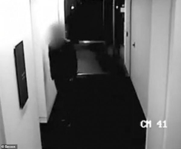 5904744-6364881-Disturbing_footage_shows_the_terrifying_moment_a_stranger_pictur-a-1_1541629414727.jpg,0