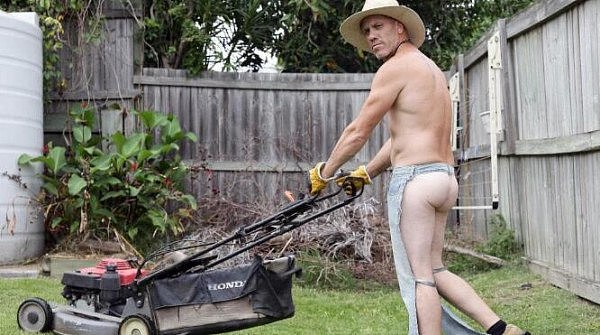 太污！澳洲引入裸体园丁服务！大尺度画面不忍直视！“不能用鞭子抽”（组图） - 1