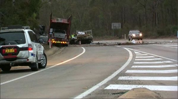 恐怖！悉尼今晨发生致命车祸！一名司机当场死亡，另一人被困残骸中（组图） - 1