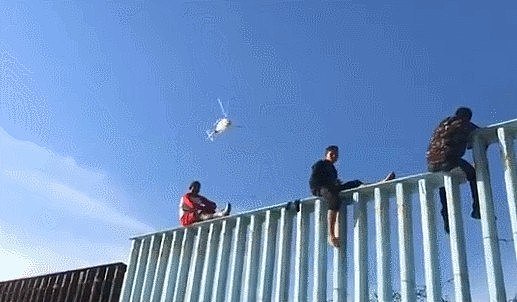 非法移民大军抵达美墨边境 翻墙了！美军傻眼（组图） - 2