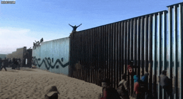 非法移民大军抵达美墨边境 翻墙了！美军傻眼（组图） - 5