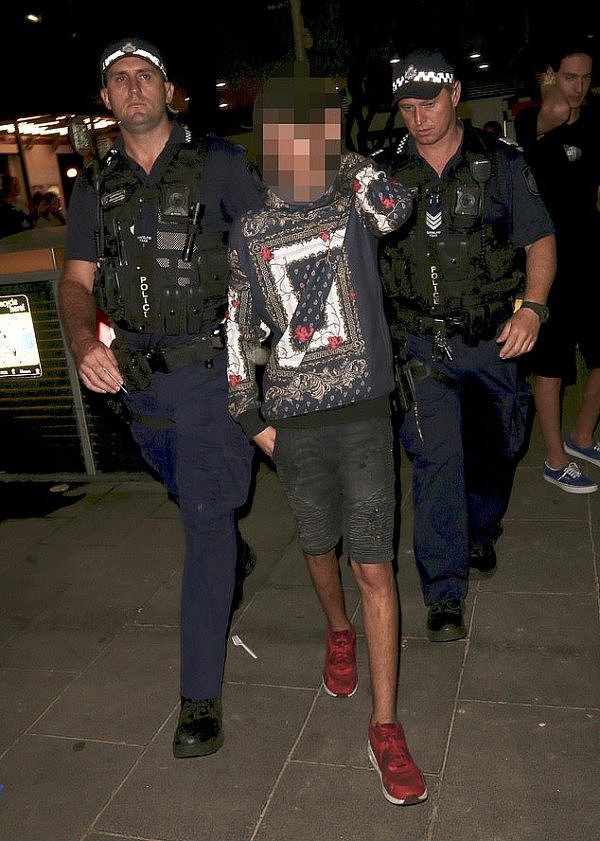 澳洲毕业狂欢季拉开大幕！一夜之间6人被捕，多人涉嫌贩毒（图/视频） - 1
