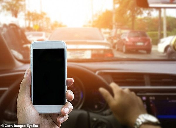 95%澳洲司机都不知道！即使没拿手机，也会因它被吊销驾照，罚$340（图） - 2