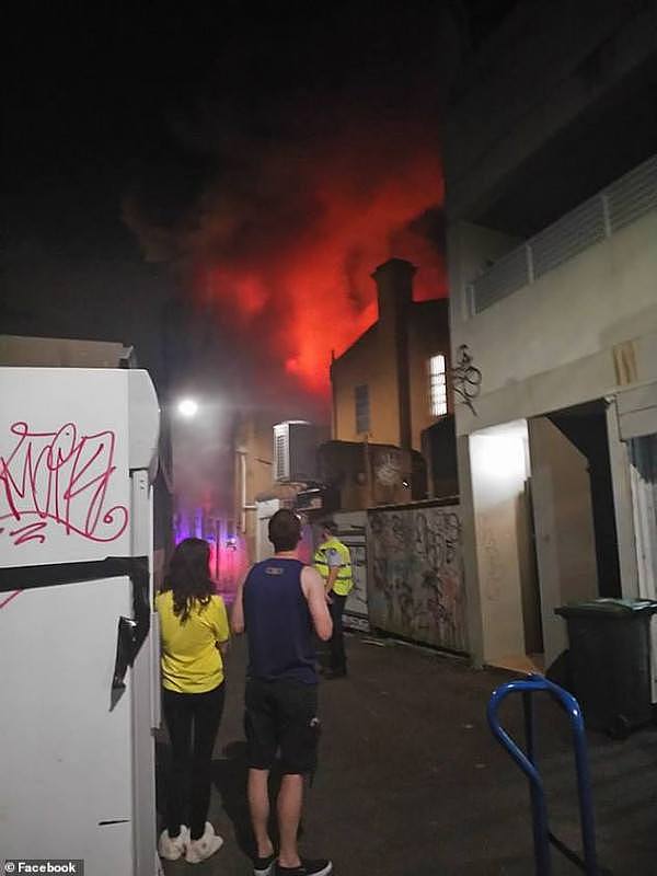 悉尼中餐厅深夜突发大火！店内食客被紧急疏散，2名消防员受伤（组图/视频） - 6