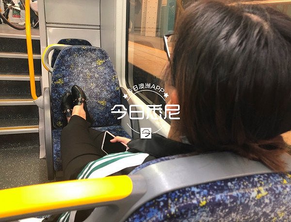 刚刚！悉尼火车晚高峰惊现占座亚裔女！跷脚打盹，乘客纷纷侧目！（视频/图） - 1
