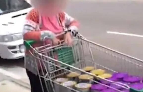 澳华人区男子代购店外卸货，整推车奶粉被偷拍！当街追赶对峙！（视频/组图） - 6
