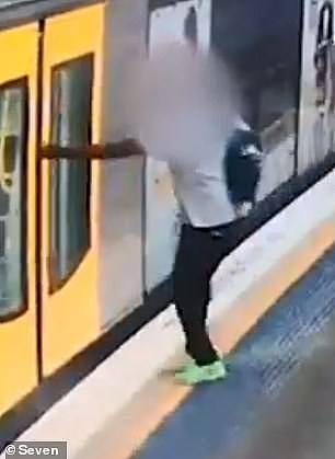 惊险！悉尼男子冲向城铁手被夹险丧命（图/视频） - 2