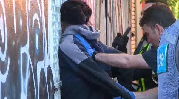 持枪闯入墨尔本内城区引发恐慌！两名teenager与警方对峙4小时被捕（组图） - 3