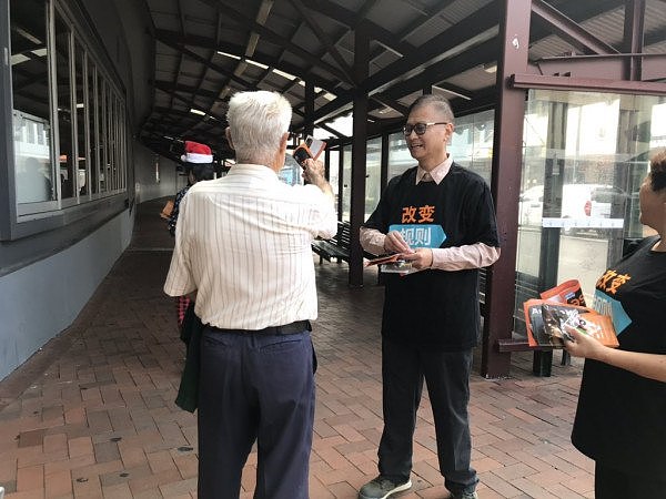 “我们要加薪”！华人志愿者Hurstville火车站外举牌，呼吁职场平等！（组图） - 5