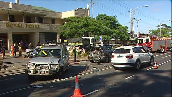 墨尔本进城主干道今晨6车连环撞，4人送医！车道关闭交通瘫痪（组图） - 6