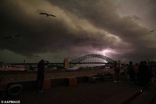7214720-6483119-Meanwhile_Sydney_should_brace_for_a_severe_thunderstorm_on_Thurs-a-8_1544532701443.jpg,0