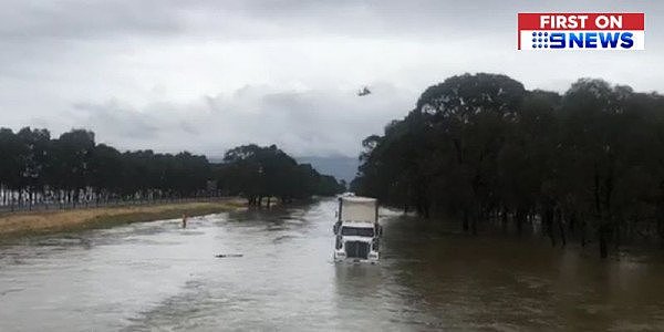 几个月的雨6小时下完！维州多地遭暴雨侵袭，上百人在Hume Fwy被困（组图） - 3