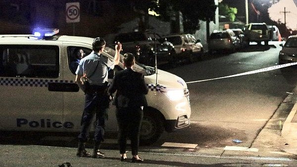 悉尼司机“怒撞”警车！两名警察被撞伤！警方开枪示威 司机仍在逃（组图） - 3