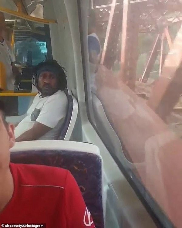 澳男爬出火车车厢“表演特技”！网友炮轰：Loser！（图/视频） - 2