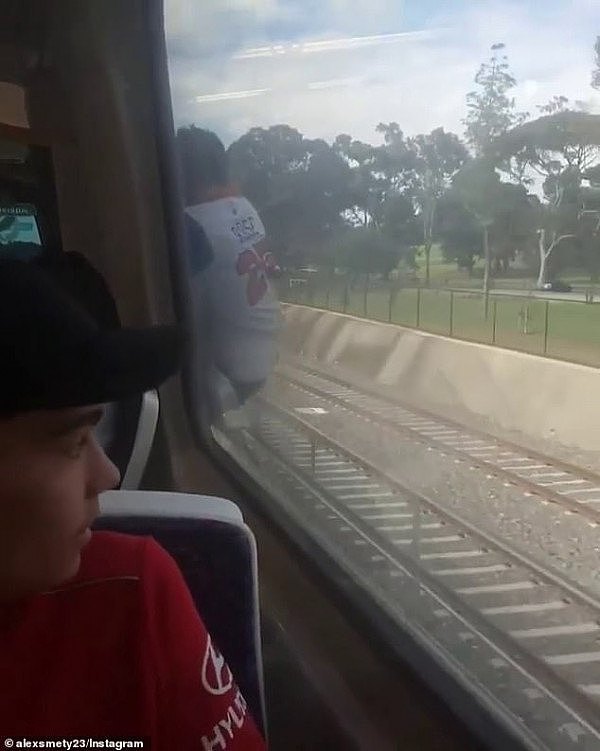 澳男爬出火车车厢“表演特技”！网友炮轰：Loser！（图/视频） - 3
