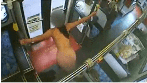 悉尼公交车上，女子突然脱衣跳艳舞！跳完还要乘客给钱！（组图） - 3