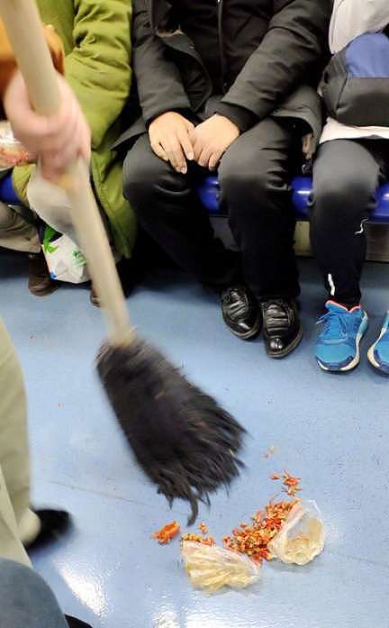 北京地铁吃小龙虾吐壳男子被行拘：心情不好，就想恶心别人（组图） - 1