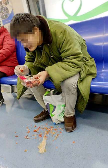北京地铁吃小龙虾吐壳男子被行拘：心情不好，就想恶心别人（组图） - 2