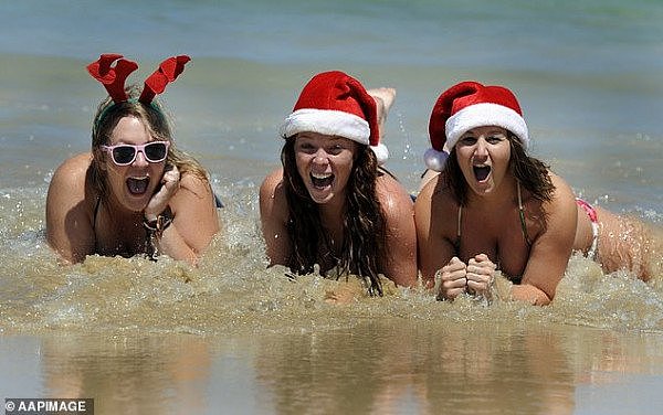 7771858-6525579-Thousands_will_flock_to_the_beach_on_Christmas_Day_with_fine_wea-a-11_1545617593020.jpg,0