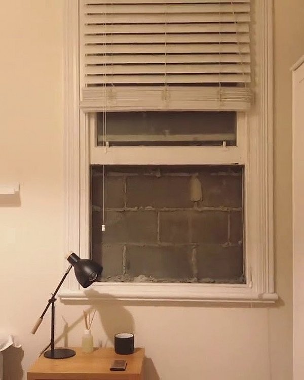 墨市男子卧室窗户被砖块封住！改造后他住进了“监狱卧室”！（图/视频） - 3