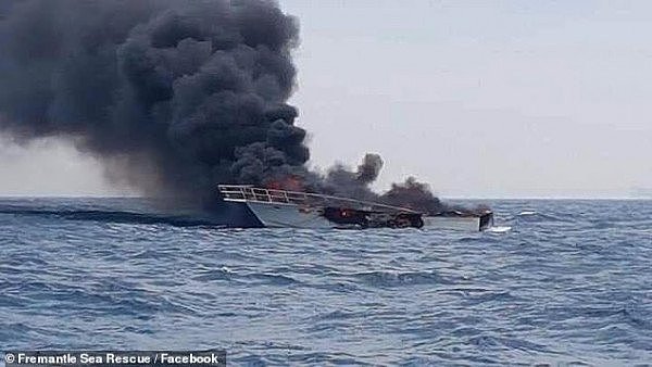 西澳快艇突发大火！乘客被迫跳入鲨鱼出没海域！（组图/视频） - 3