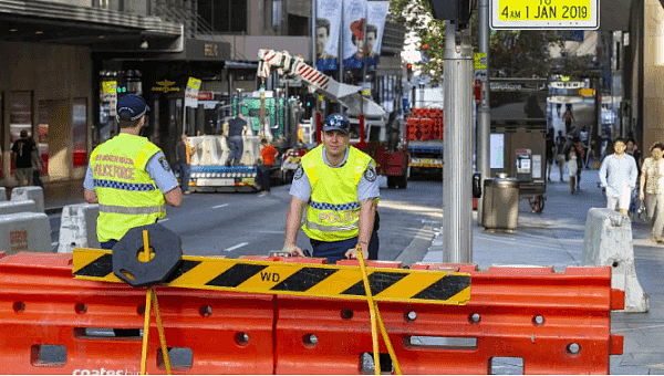 悉尼CBD皮特街成“堡垒”！数十只“拦路虎”躺上路 政府：为了安全！（组图） - 2