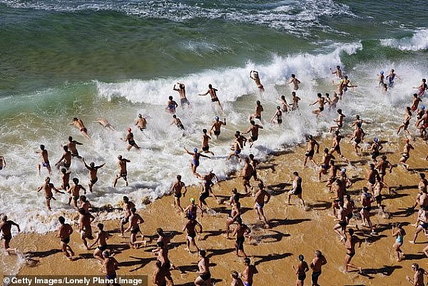 7858736-6531281-Huge_numbers_of_tourists_flock_to_beaches_in_the_Sydney_region_o-a-5_1545900492831.jpg,0